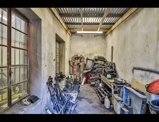 250M² BUILDING FOR SALE IN CITY & SUBURBAN